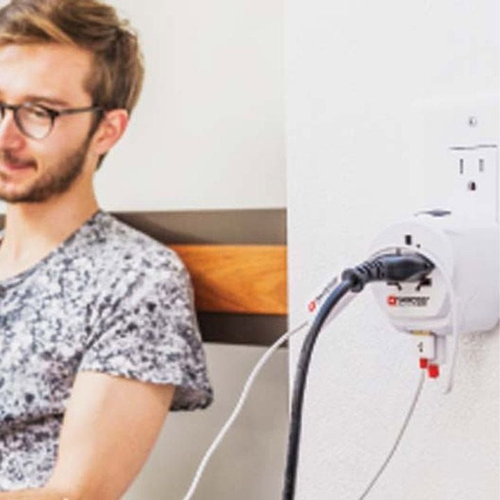 محول سفر عالمي SKROSS Pro Light USB بتصميم مخصص – قابس عالمي لأكثر من 200 دولة، منفذا USB مزدوجان، تصميم سويسري مدمج | PRO Light USB World