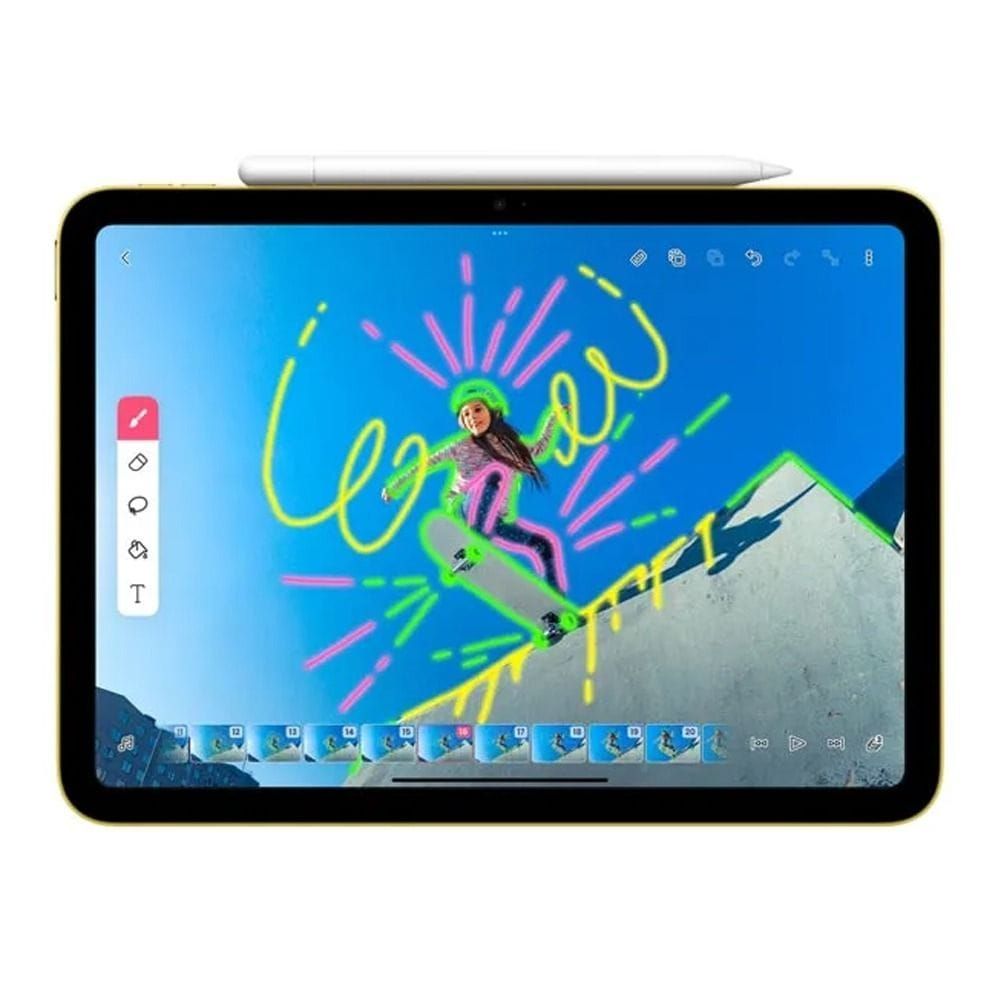 باقة آبل آيباد برو بذاكرة RAM سعة 12 جيجابايت وتخزين 256 جيجابايت باللون الفضي + غطاء Apple Smart Folio لآيباد برو مقاس 13 بوصة باللون الدنيم + قلم Apple Pencil بمنفذ USB-C باللون الأبيض (603001000009992 + 603001000001498 + 603001000000460)